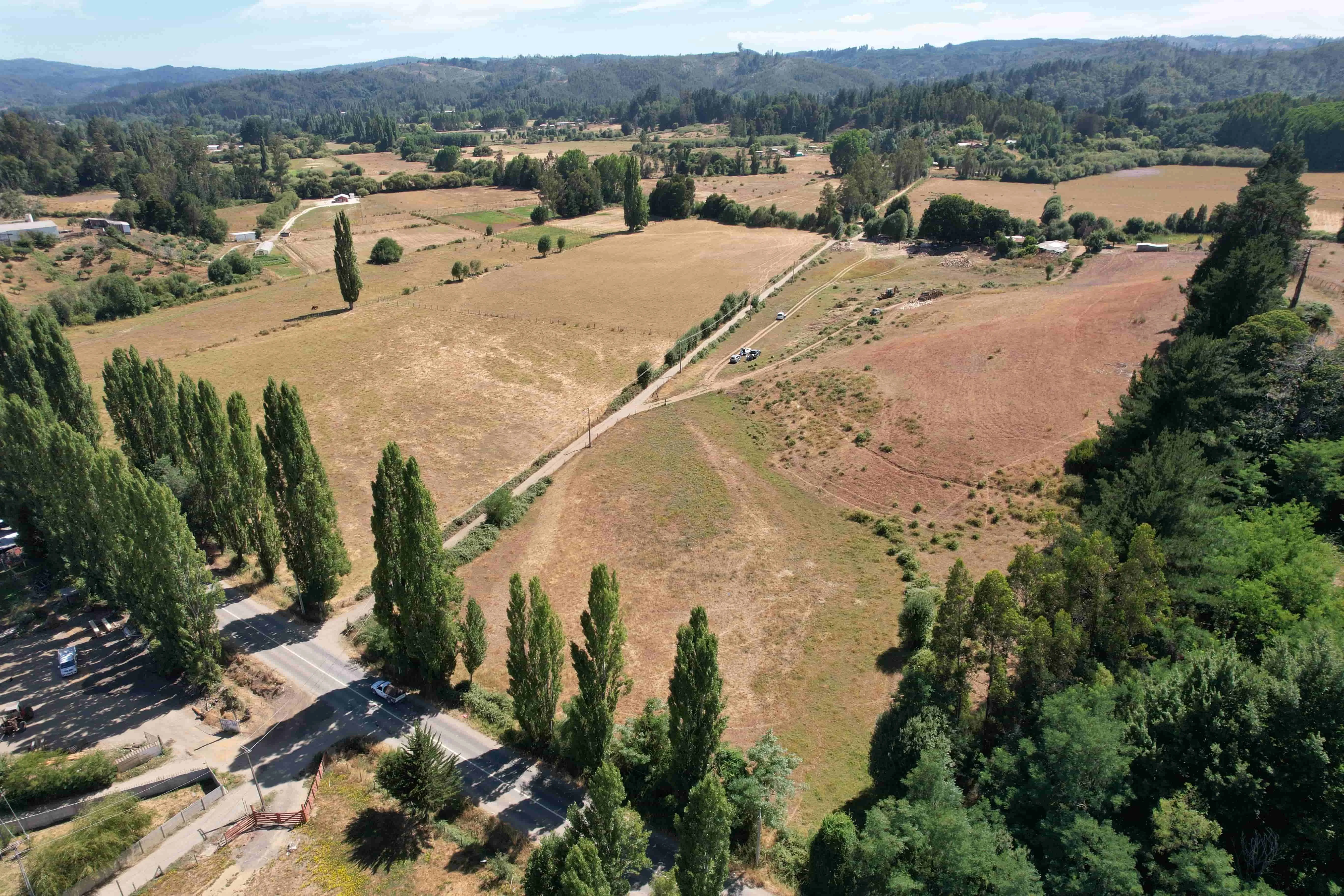 Vista de la entrada del terreno junto a la ruta pavimentada Q-722-O